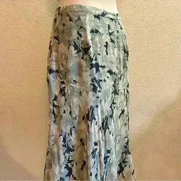 Vintage Banana Republic Muted Blue, Grey, and Green Floral Ruffle Skirt Size 2 - Picture 6 of 7